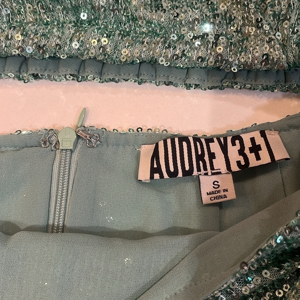 Audrey 3 + 1 Sequined set - Picture 7 of 7